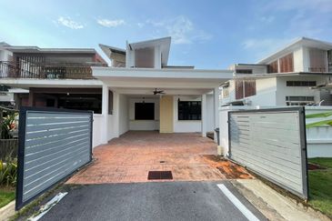 Jalan Timur @ Bandar Baru Enstek