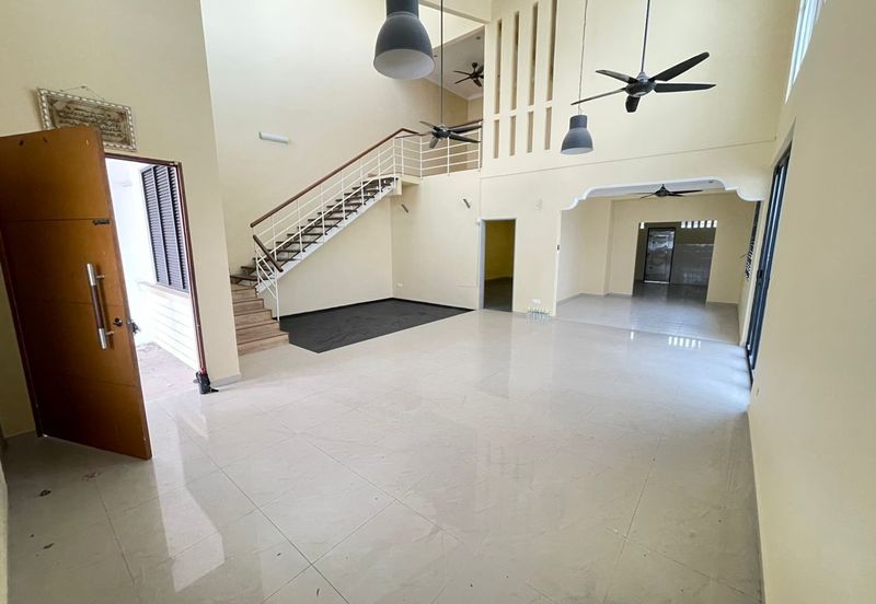 Jalan Timur @ Bandar Baru Enstek