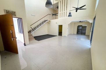 Jalan Timur @ Bandar Baru Enstek