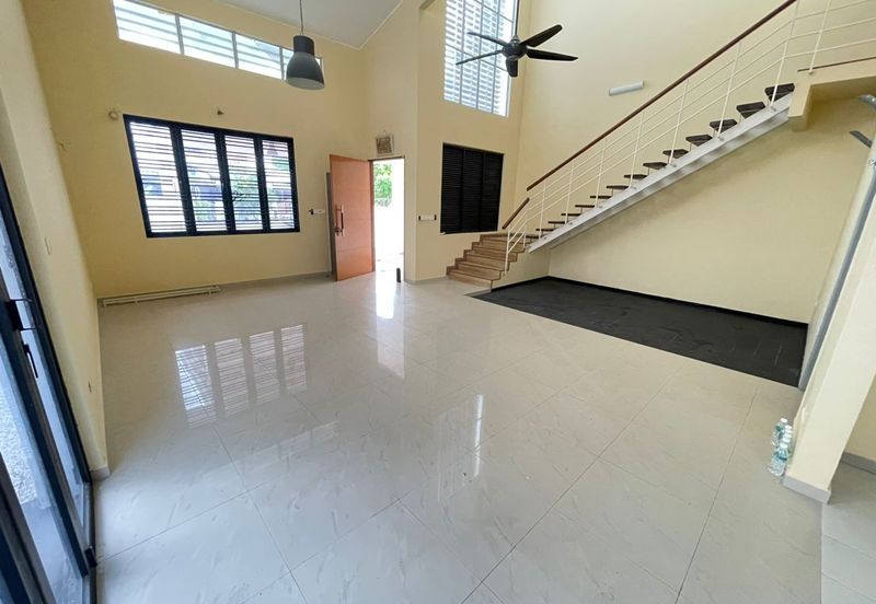 Jalan Timur @ Bandar Baru Enstek