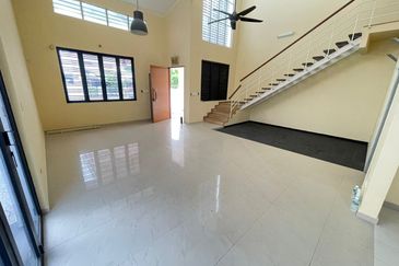 Jalan Timur @ Bandar Baru Enstek