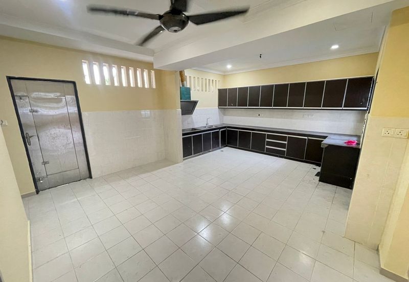 Jalan Timur @ Bandar Baru Enstek