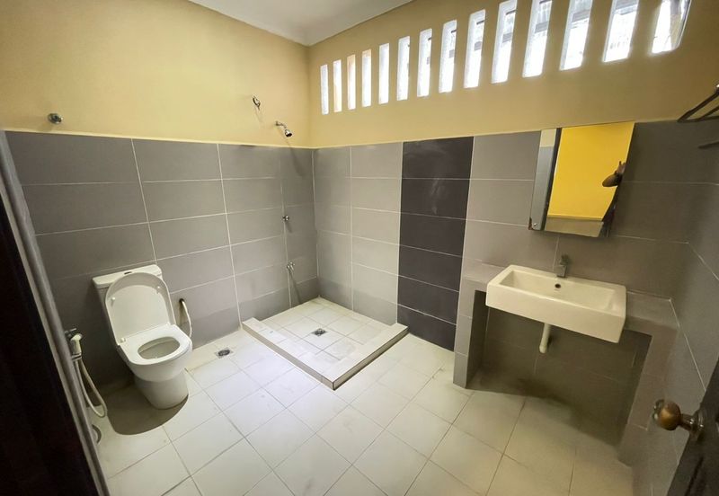 Jalan Timur @ Bandar Baru Enstek