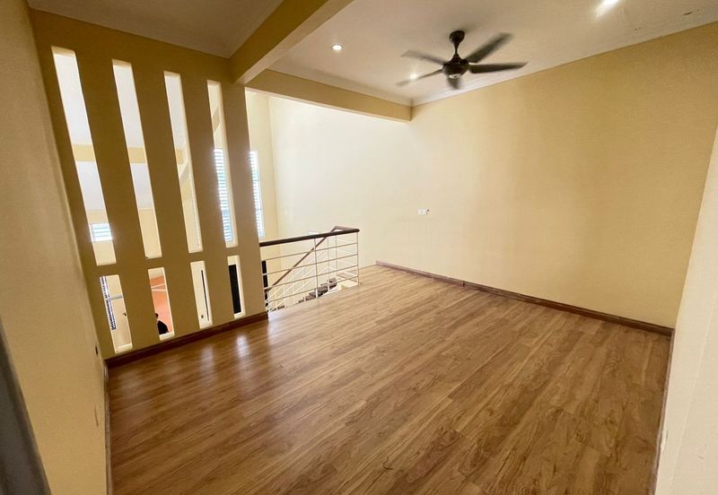 Jalan Timur @ Bandar Baru Enstek