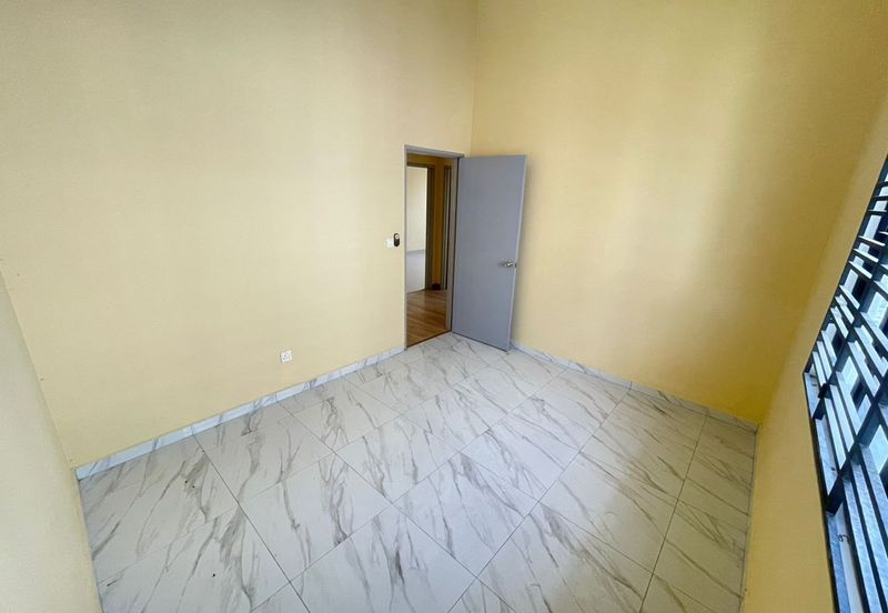 Jalan Timur @ Bandar Baru Enstek