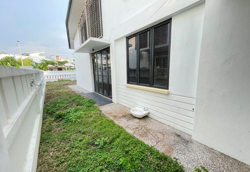 Jalan Timur @ Bandar Baru Enstek