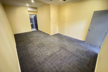 Jalan Timur @ Bandar Baru Enstek