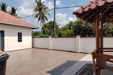 Hulu Yam Baru Taman Desa Kaloi 