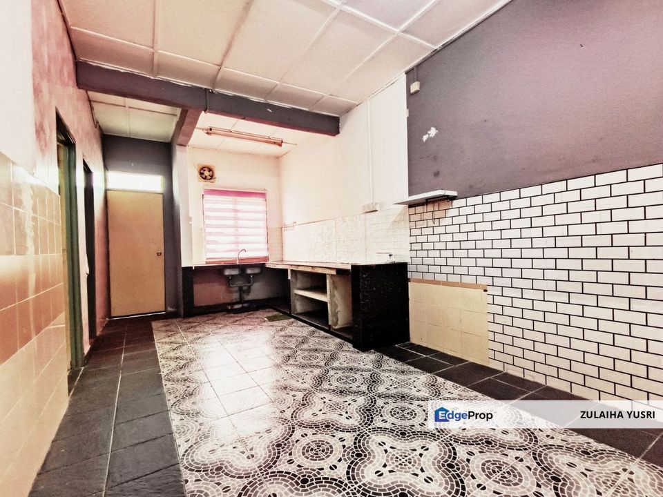 Taman Mahkota Aman Batu 11 Kuantan , Pahang, Kuantan