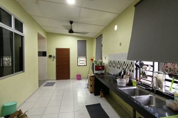 TAMAN IMPIANA ROMPIN