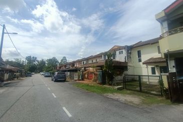 Jalan Semarak, Bukit Beruntung