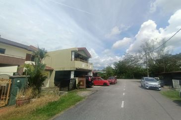 Jalan Semarak, Bukit Beruntung