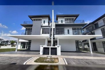 Good Feng Shui & Surrounding Hill Top View 34x65 1.5 Storey Semi D Town Villa Nearby Cyberjaya