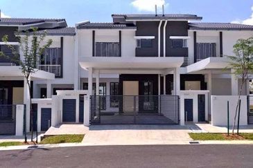 Jalan Warisan Mulia, Kota Warisan