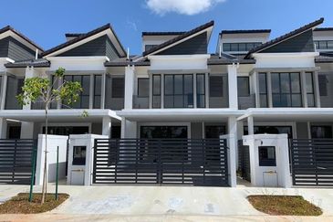 2300sqft Big Build Up & 12 Feet Private Garden 20x80 2 Storey Cyberjaya 