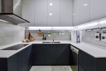 4 Room 4 Bathroom & 1900 Build Up 34x75 1.5 Storey Semi D Town Villa Nearby Cyberjaya