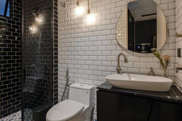 Save RM100k Renovation Fee & Legal Fee 34x75 1.5 Storey Semi D Town Villa Nearby Cyberjaya