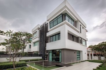 Monthly Installment RM2500 34x65 1.5 Storey Semi D Town Villa Nearby Cyberjaya