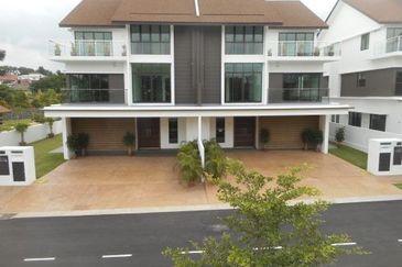 Gated & Guarded High End Security 34x65 1.5 Storey Semi D Town Villa Nearby Cyberjaya