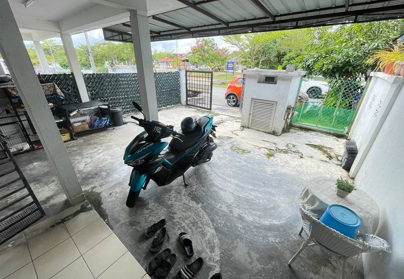 Bandar Enstek (Timur)