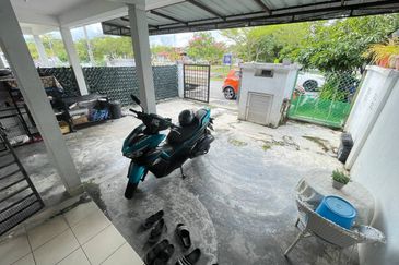 Bandar Enstek (Timur)