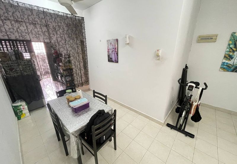 Bandar Enstek (Timur)