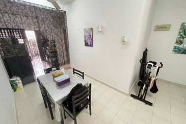 Bandar Enstek (Timur)