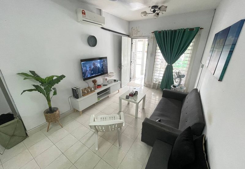 Bandar Enstek (Timur)