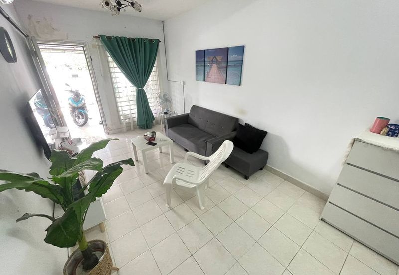 Bandar Enstek (Timur)