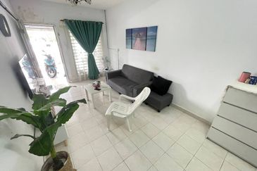 Bandar Enstek (Timur)