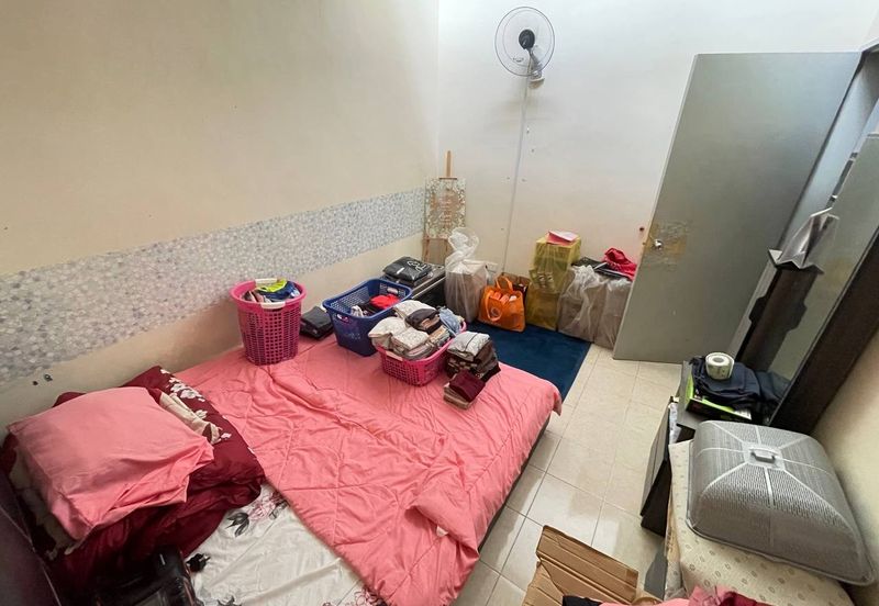 Bandar Enstek (Timur)