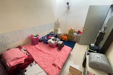 Bandar Enstek (Timur)