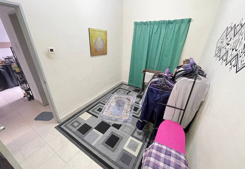 Bandar Enstek (Timur)