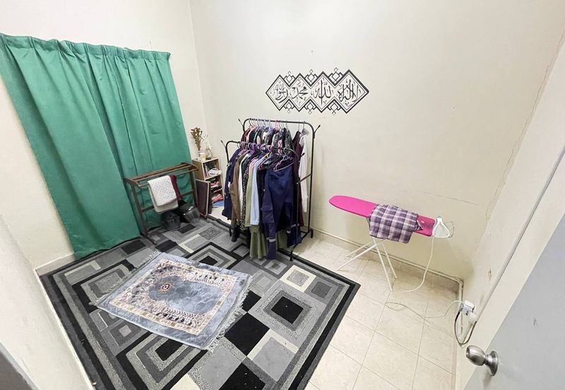 Bandar Enstek (Timur)