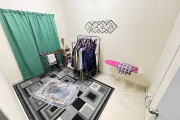 Bandar Enstek (Timur)