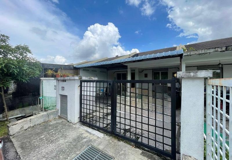 Bandar Enstek (Timur)