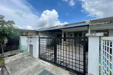 Bandar Enstek (Timur)