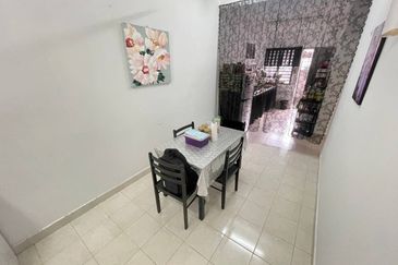 Bandar Enstek (Timur)