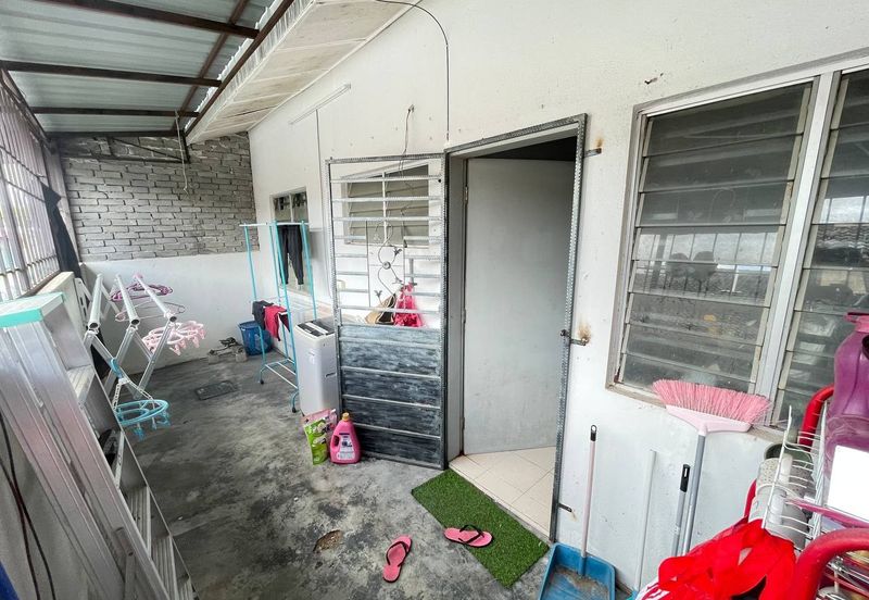 Bandar Enstek (Timur)