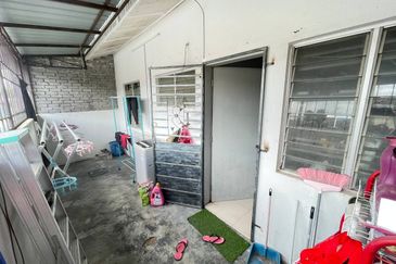 Bandar Enstek (Timur)