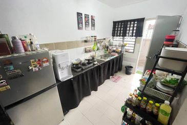 Bandar Enstek (Timur)