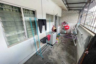 Bandar Enstek (Timur)