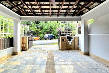 FACING OPEN & KITCHEN EXTENDED Double Storey Terrace Taman Mawar Ampang