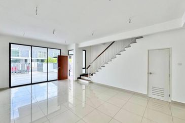 FREEHOLD Double Storey Mutiara Hills Semenyih