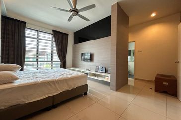 Maple Red, Adda Heights