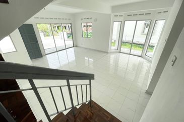 NEWLY RENOVATED 🔥 END LOT 2 Storey Terrace House Bandar Seri Ehsan, Banting