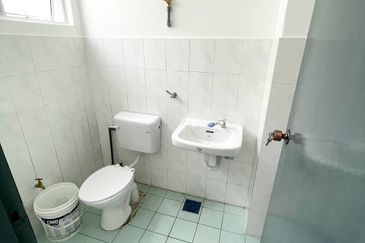 NEWLY RENOVATED 🔥 END LOT 2 Storey Terrace House Bandar Seri Ehsan, Banting