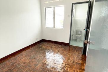 NEWLY RENOVATED 🔥 END LOT 2 Storey Terrace House Bandar Seri Ehsan, Banting