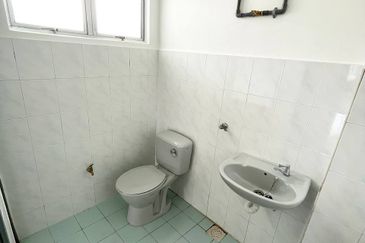 NEWLY RENOVATED 🔥 END LOT 2 Storey Terrace House Bandar Seri Ehsan, Banting