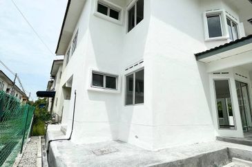 NEWLY RENOVATED 🔥 END LOT 2 Storey Terrace House Bandar Seri Ehsan, Banting